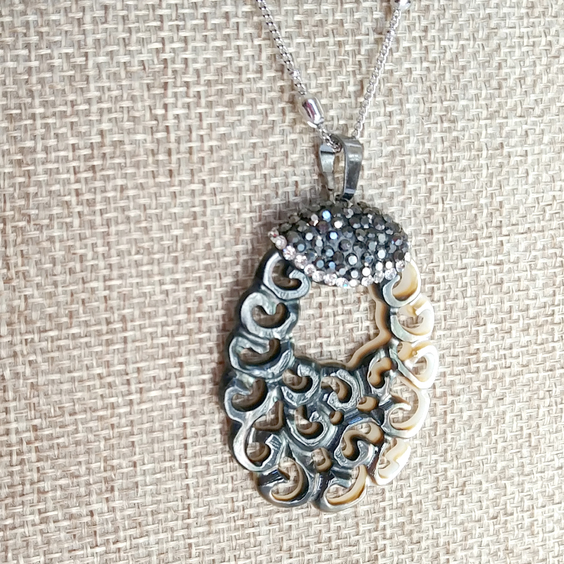 Dige de concha nacar con cadena